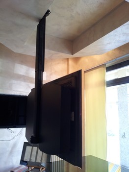 MAIOflip 900 Reverse Потолоный лифт для ТВ В закрытом положении экран телевизора смотрит вверх